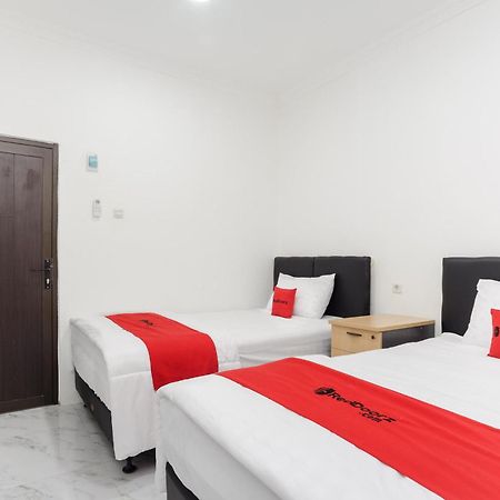 Reddoorz Syariah @ Sakura Hotel Jatiwaringin Bekasi Exterior foto