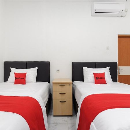 Reddoorz Syariah @ Sakura Hotel Jatiwaringin Bekasi Exterior foto