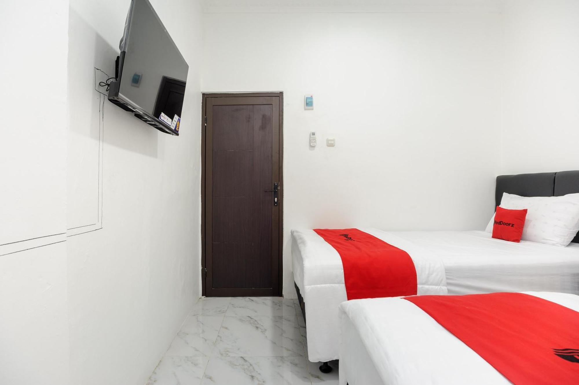 Reddoorz Syariah @ Sakura Hotel Jatiwaringin Bekasi Exterior foto