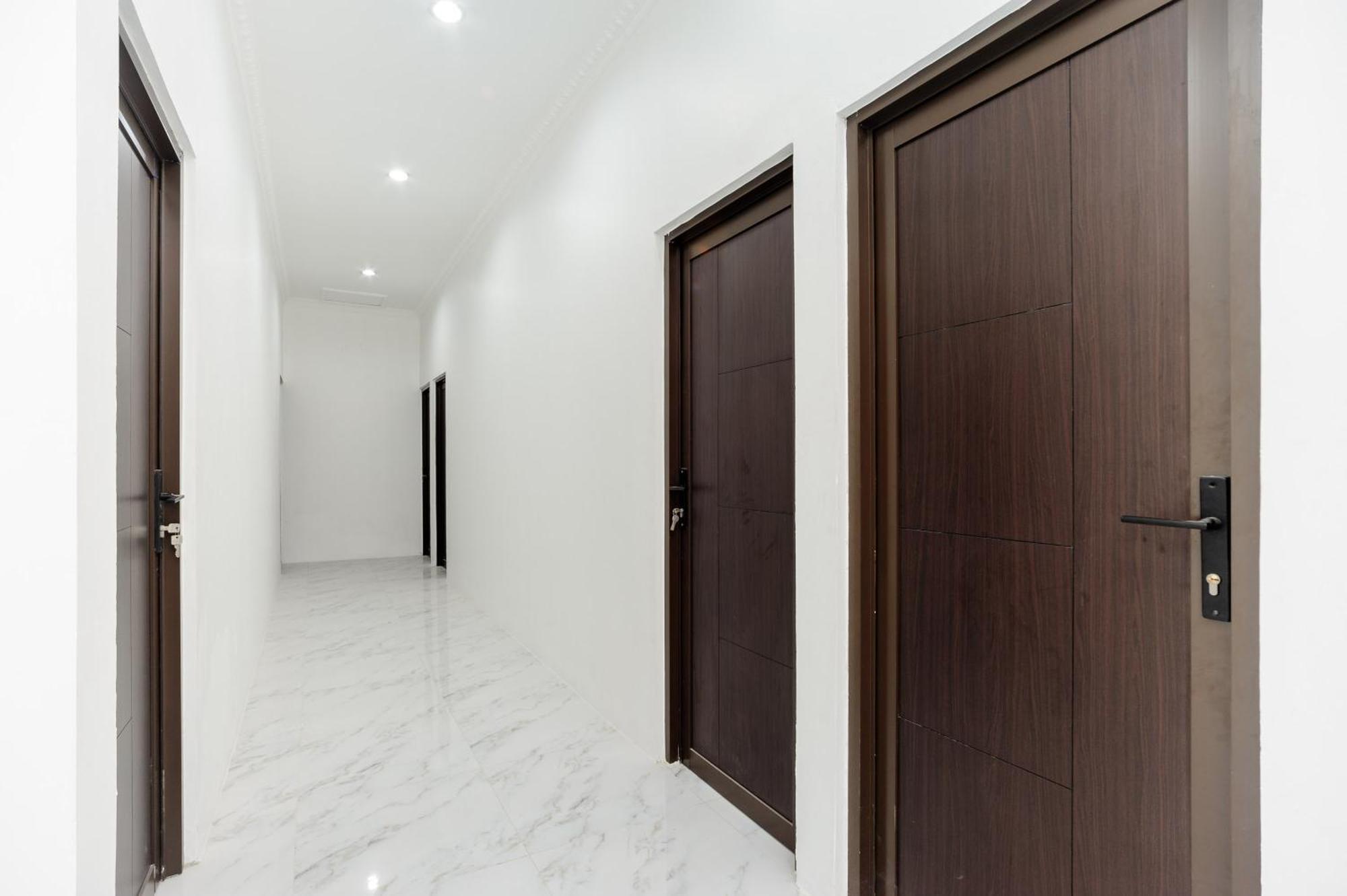 Reddoorz Syariah @ Sakura Hotel Jatiwaringin Bekasi Exterior foto